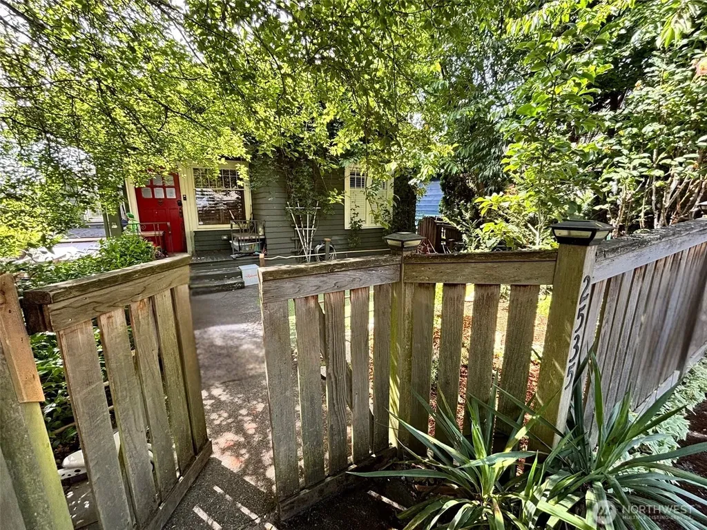 2535 12th Avenue W Seattle WA 98119