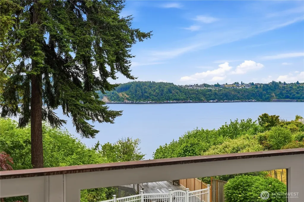 4601 Holly Lane NW Gig Harbor WA 98335