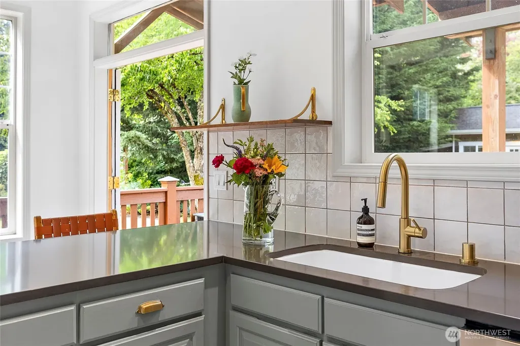 9762 NE Pine Street Bainbridge Island WA 98110