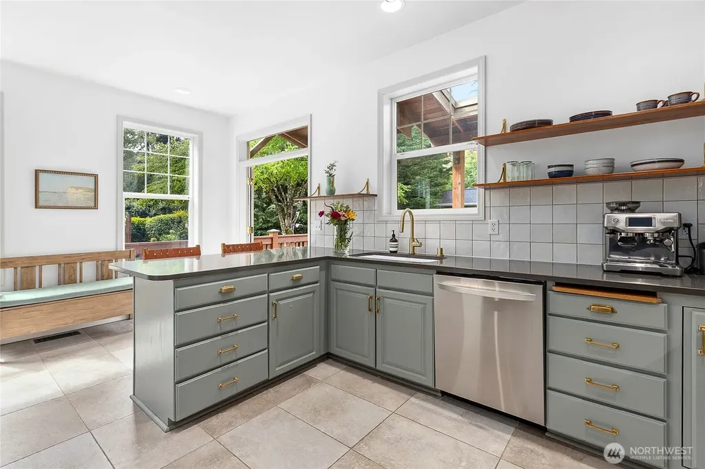 9762 NE Pine Street Bainbridge Island WA 98110