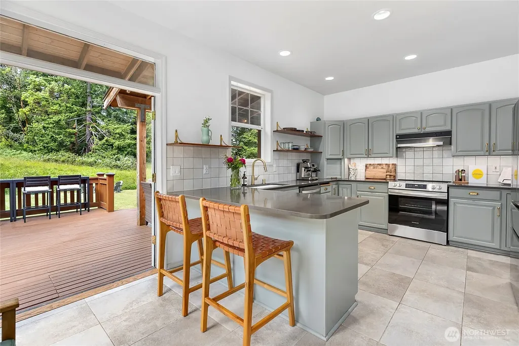 9762 NE Pine Street Bainbridge Island WA 98110