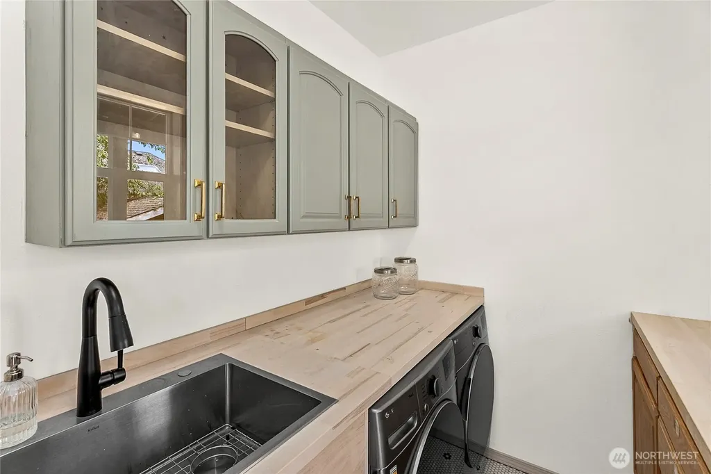 9762 NE Pine Street Bainbridge Island WA 98110