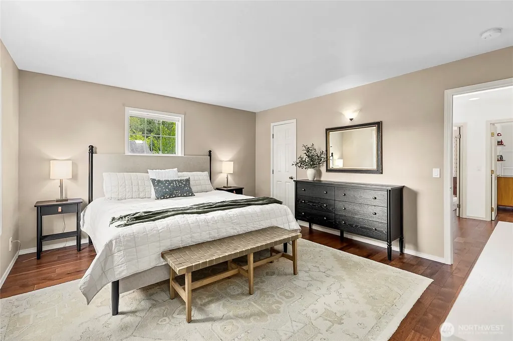 9762 NE Pine Street Bainbridge Island WA 98110