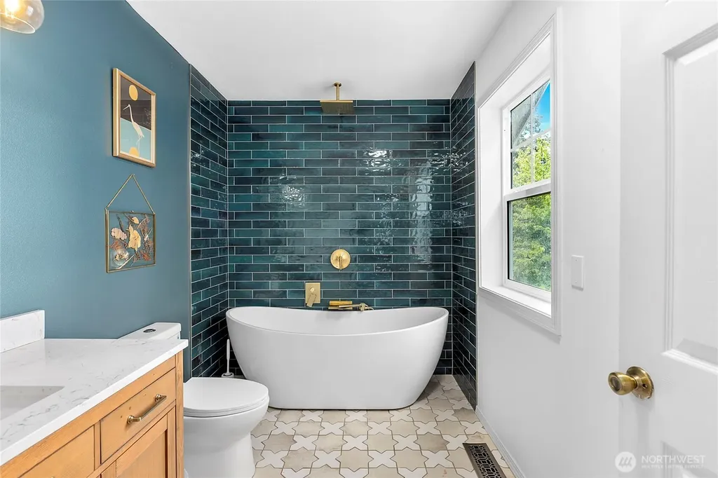 9762 NE Pine Street Bainbridge Island WA 98110