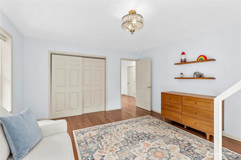 9762 NE Pine Street Bainbridge Island WA 98110