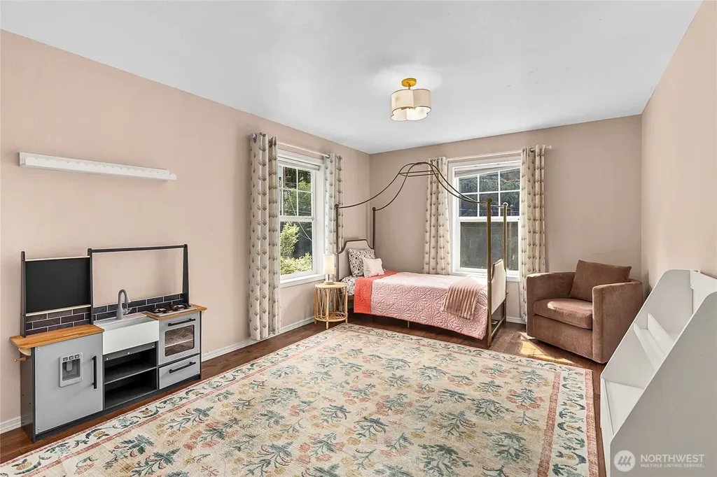 9762 NE Pine Street Bainbridge Island WA 98110