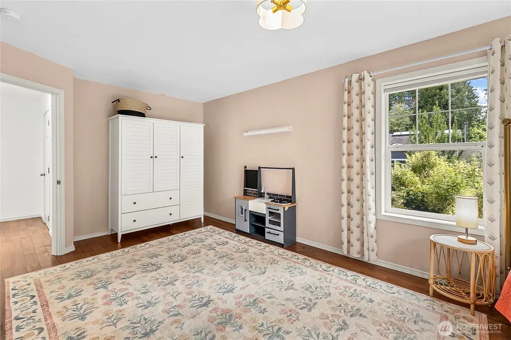 9762 NE Pine Street Bainbridge Island WA 98110