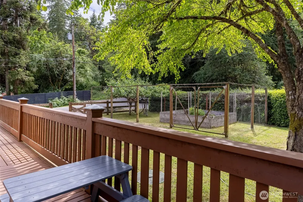 9762 NE Pine Street Bainbridge Island WA 98110