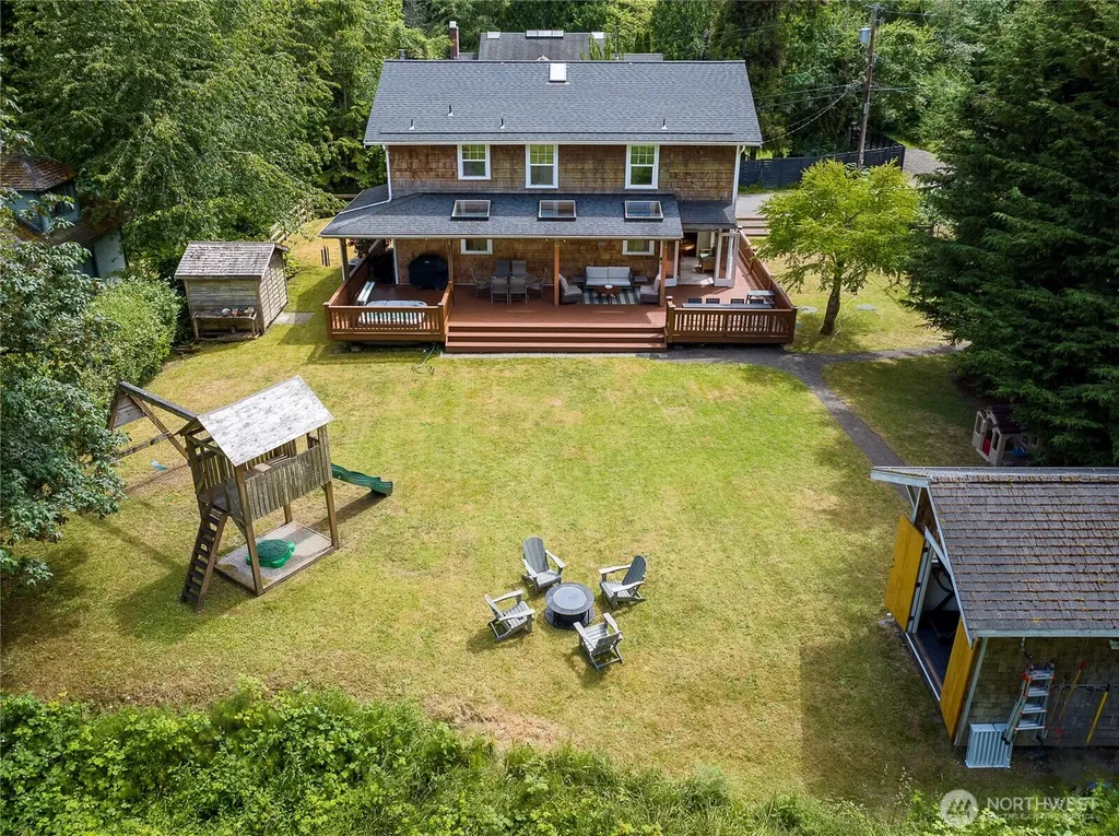9762 NE Pine Street Bainbridge Island WA 98110
