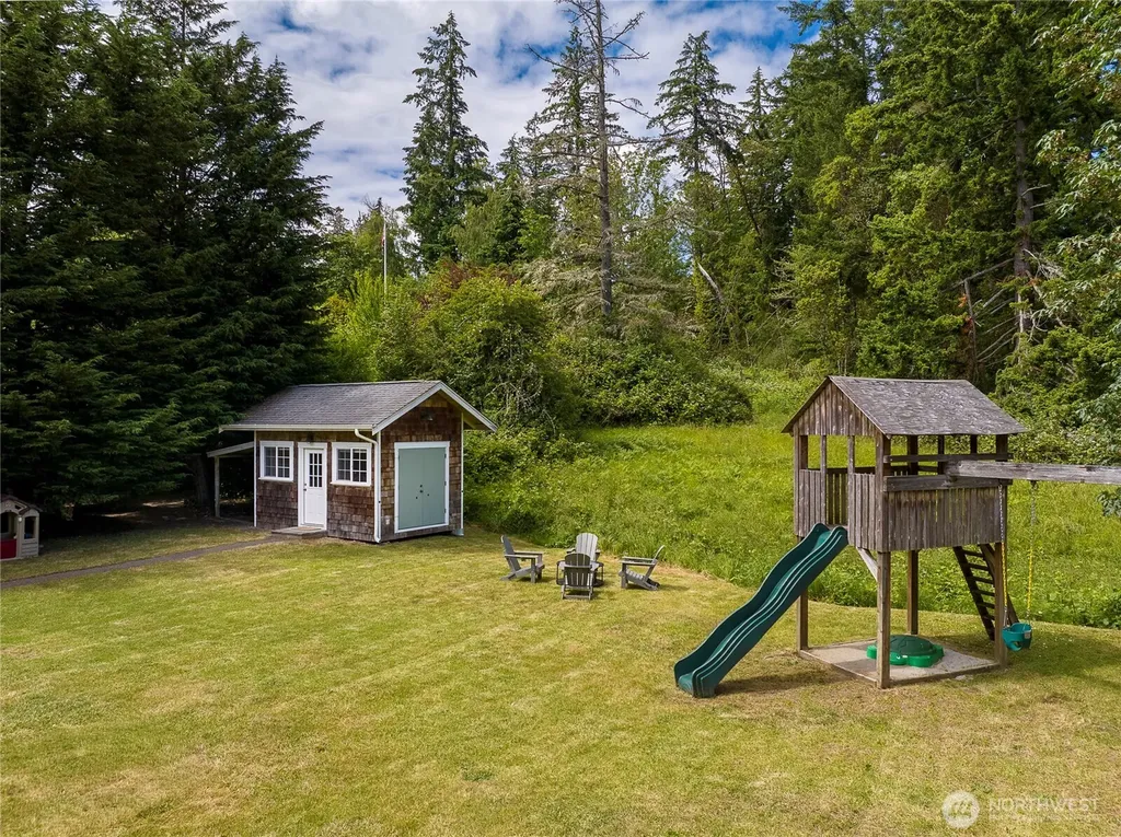 9762 NE Pine Street Bainbridge Island WA 98110