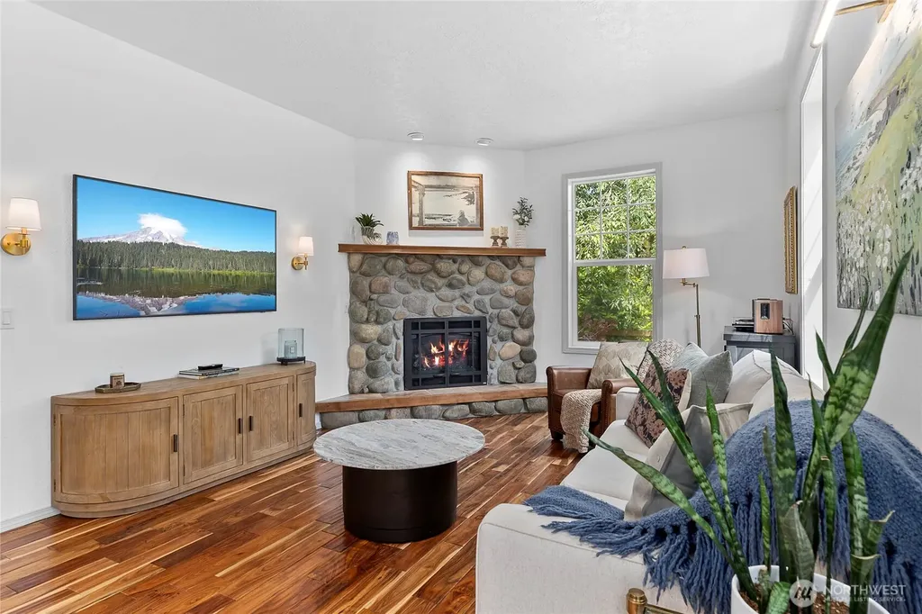 9762 NE Pine Street Bainbridge Island WA 98110