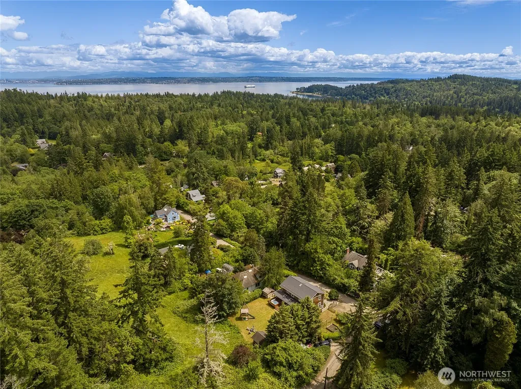 9762 NE Pine Street Bainbridge Island WA 98110