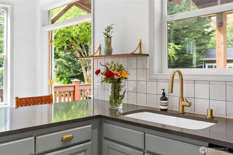 9762 NE Pine Street Bainbridge Island WA 98110