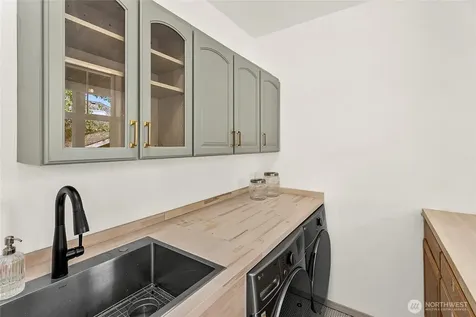 9762 NE Pine Street Bainbridge Island WA 98110