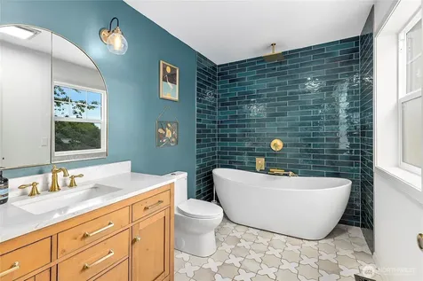 9762 NE Pine Street Bainbridge Island WA 98110