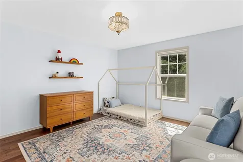 9762 NE Pine Street Bainbridge Island WA 98110