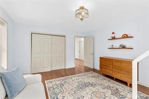 9762 NE Pine Street Bainbridge Island WA 98110
