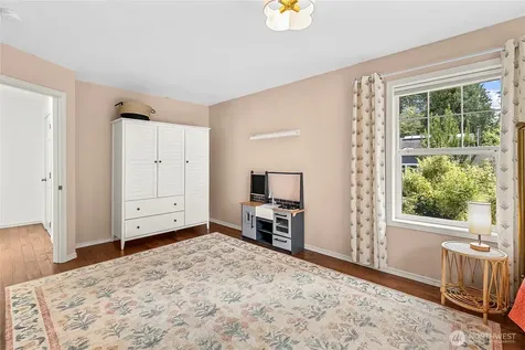 9762 NE Pine Street Bainbridge Island WA 98110