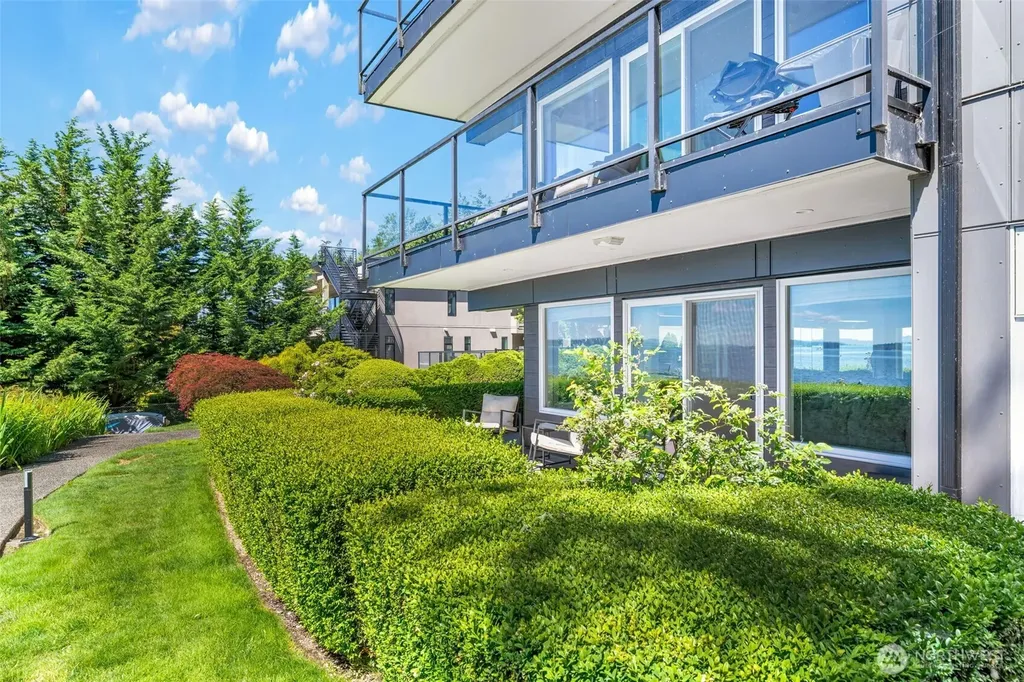 9201 NE Juanita Drive Kirkland WA 98034
