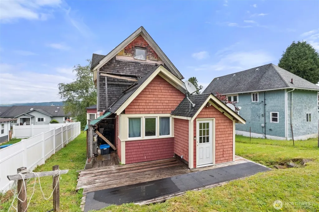 722 E Cowlitz Street South Bend WA 98586