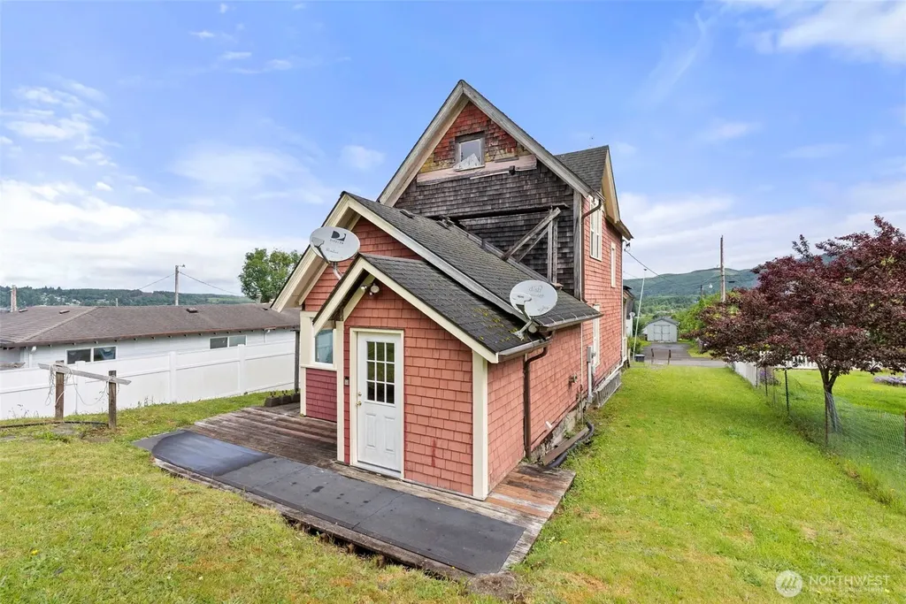 722 E Cowlitz Street South Bend WA 98586
