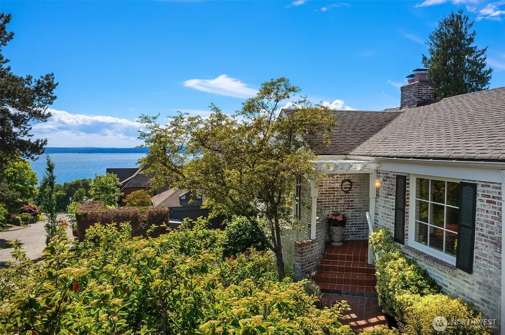 4206 W Glenmont Lane Seattle WA 98199