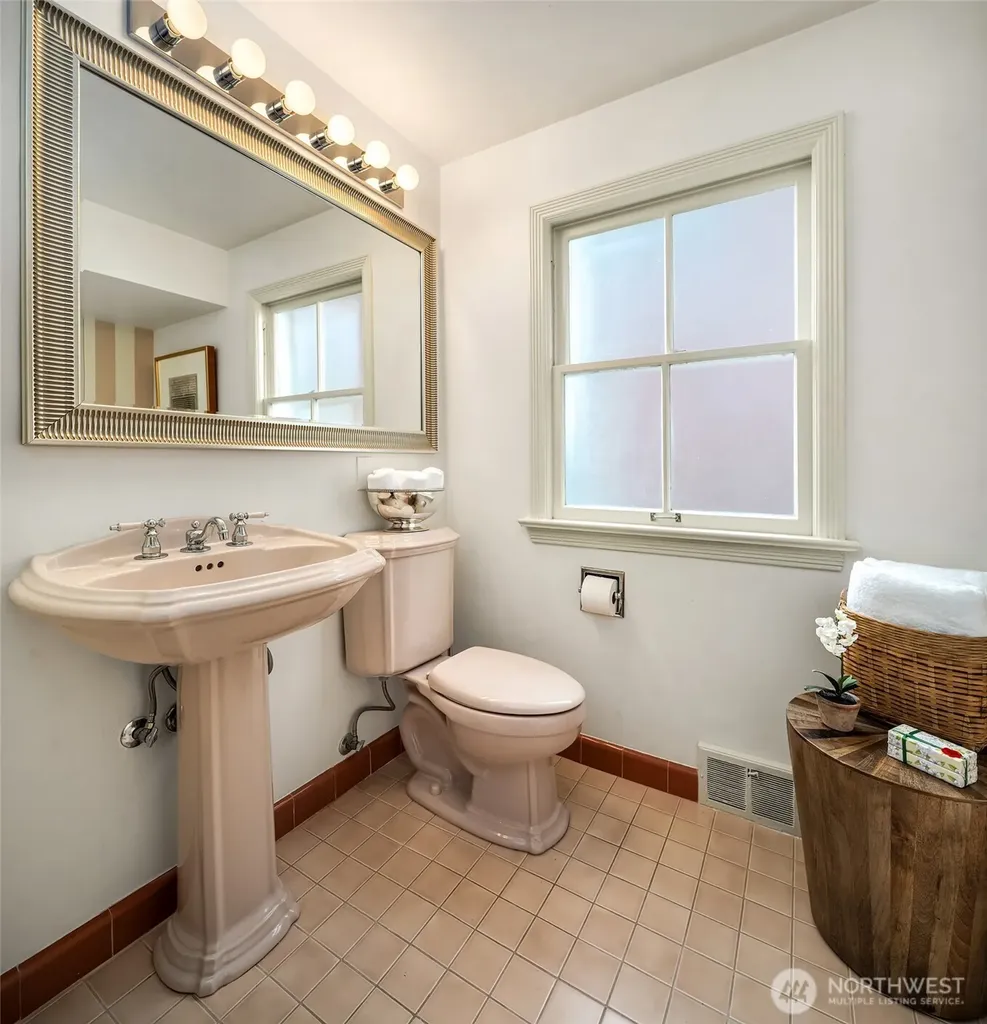 4206 W Glenmont Lane Seattle WA 98199