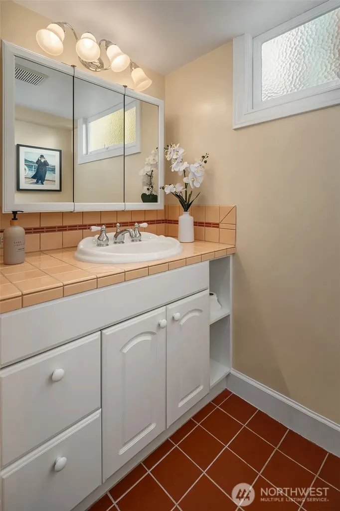 4206 W Glenmont Lane Seattle WA 98199