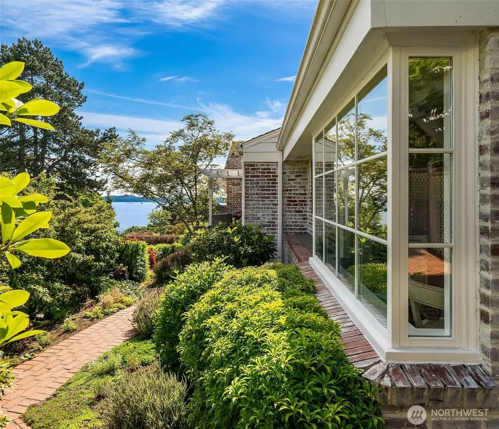 4206 W Glenmont Lane Seattle WA 98199
