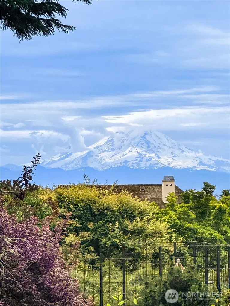 4206 W Glenmont Lane Seattle WA 98199