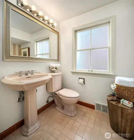 4206 W Glenmont Lane Seattle WA 98199