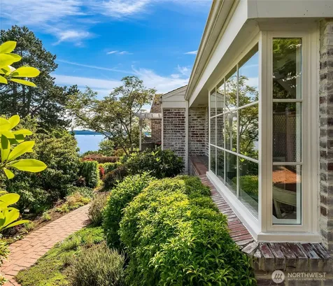 4206 W Glenmont Lane Seattle WA 98199