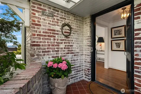 4206 W Glenmont Lane Seattle WA 98199