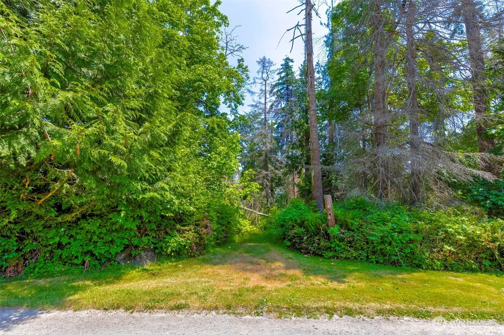 20818 President Point Road NE Kingston WA 98346