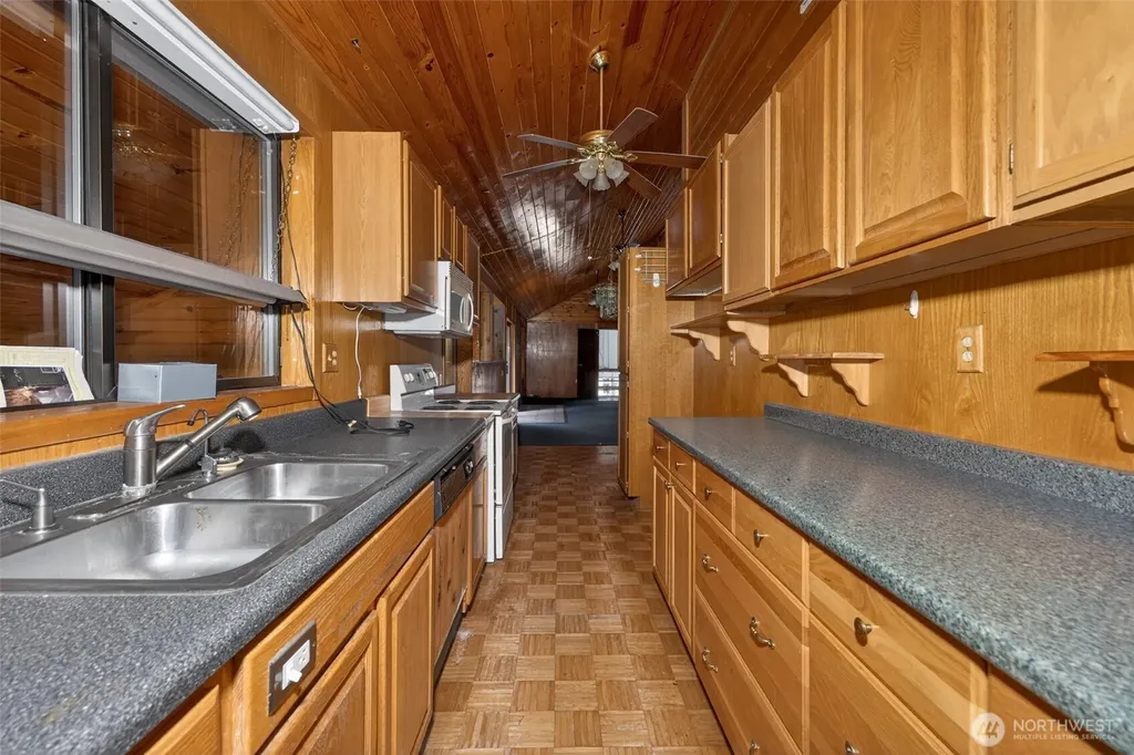 3266 Shady Court Valley WA 99181