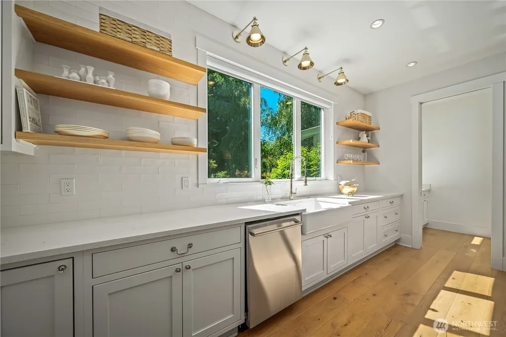 5027 48th Avenue NE Seattle WA 98105
