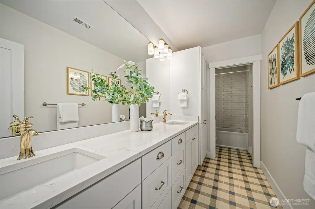 5027 48th Avenue NE Seattle WA 98105