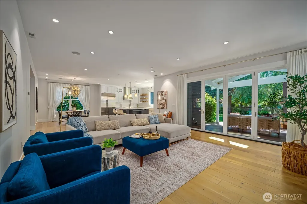 5027 48th Avenue NE Seattle WA 98105