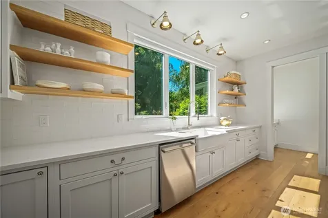 5027 48th Avenue NE Seattle WA 98105