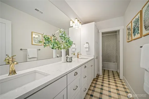 5027 48th Avenue NE Seattle WA 98105