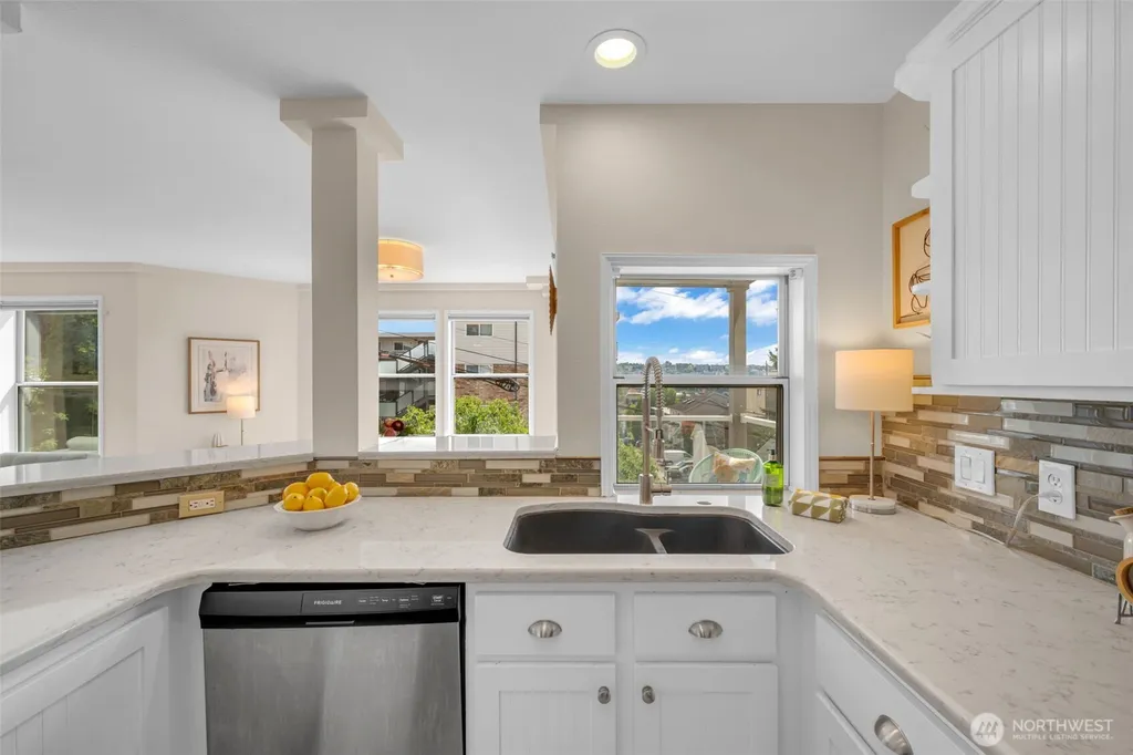 1011 5th Avenue N Seattle WA 98109