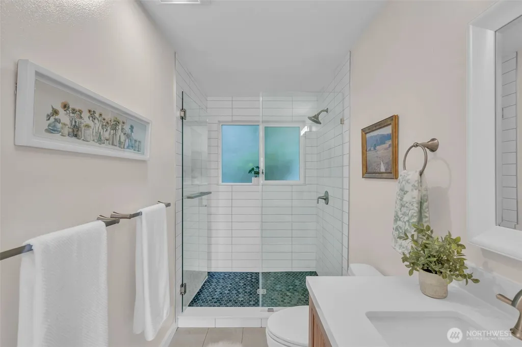 1011 5th Avenue N Seattle WA 98109