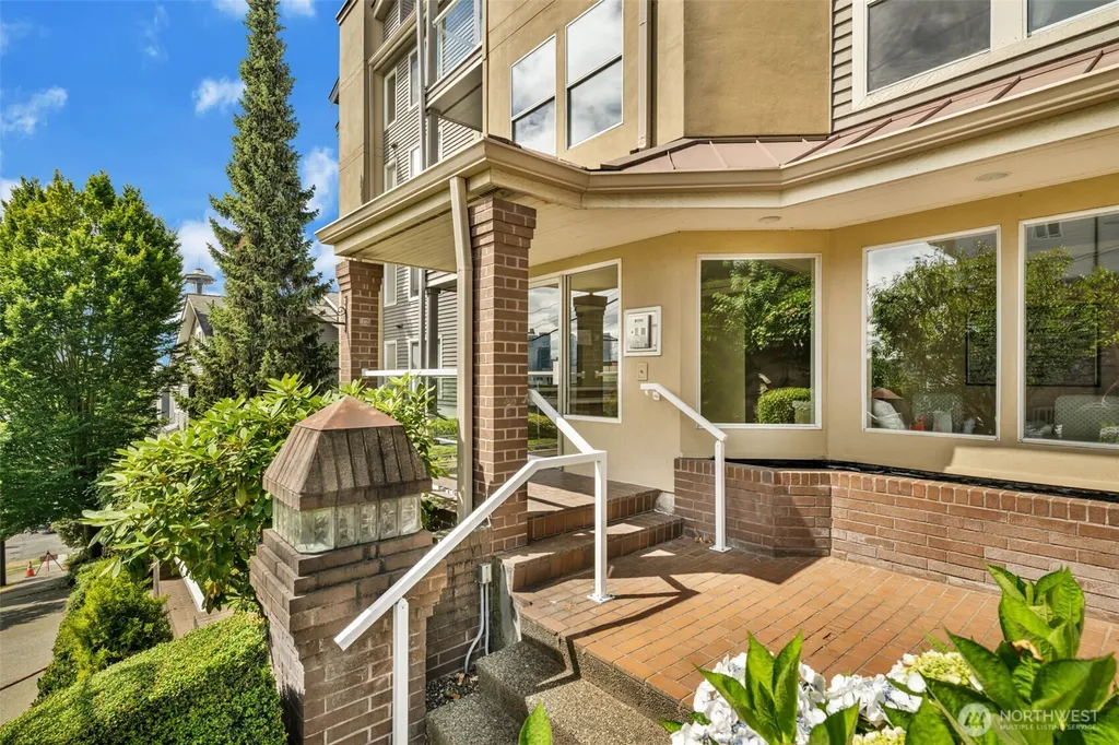 1011 5th Avenue N Seattle WA 98109