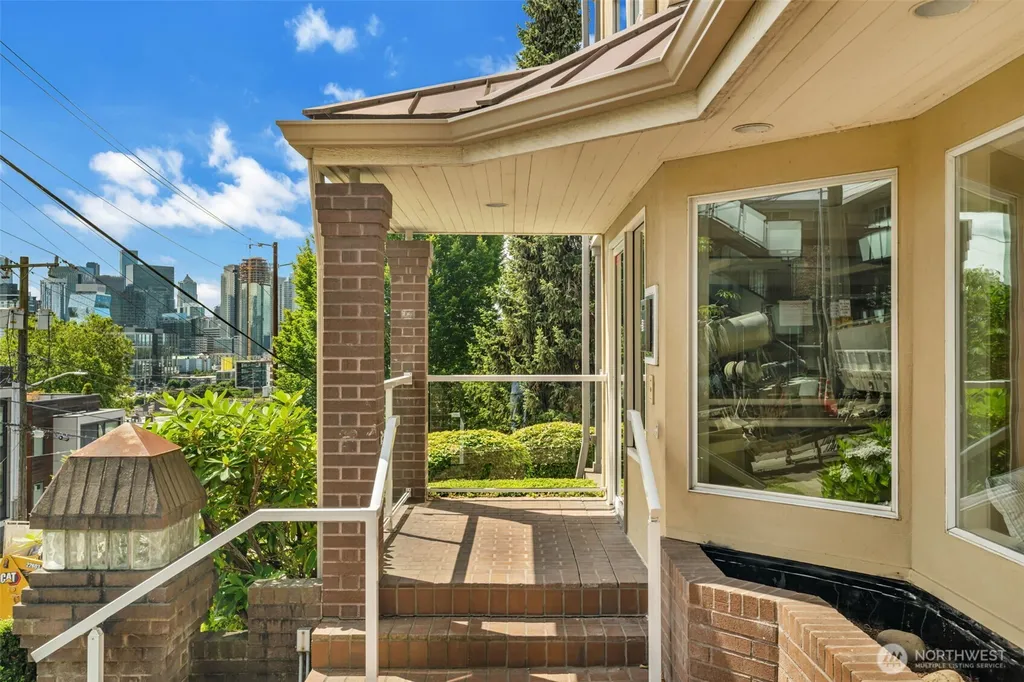 1011 5th Avenue N Seattle WA 98109