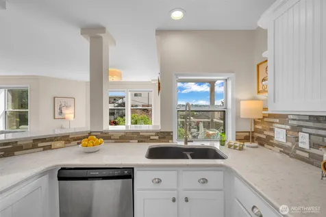 1011 5th Avenue N Seattle WA 98109