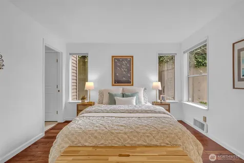 1011 5th Avenue N Seattle WA 98109