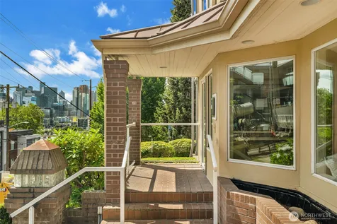 1011 5th Avenue N Seattle WA 98109