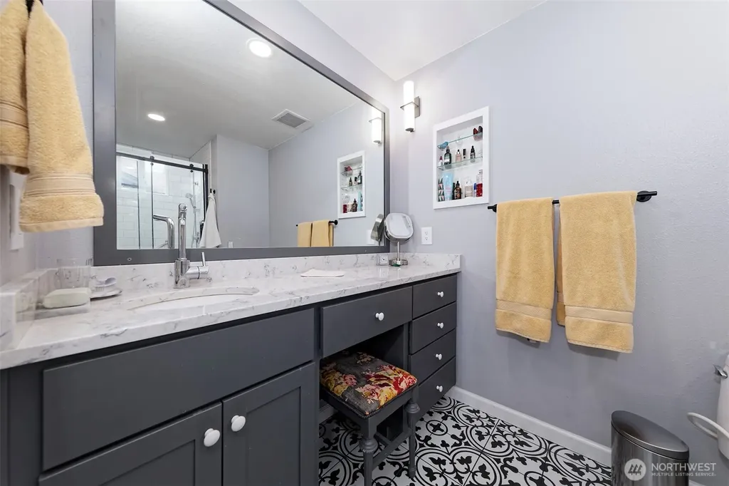18701 10th Avenue NE Poulsbo WA 98370