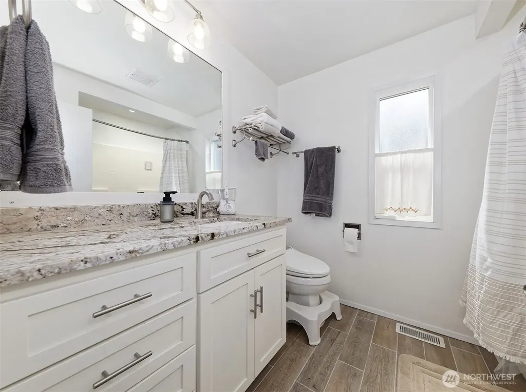 18701 10th Avenue NE Poulsbo WA 98370