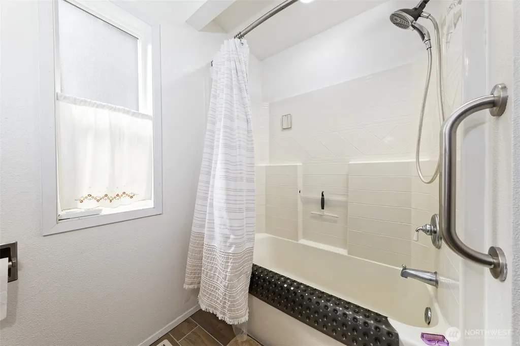 18701 10th Avenue NE Poulsbo WA 98370